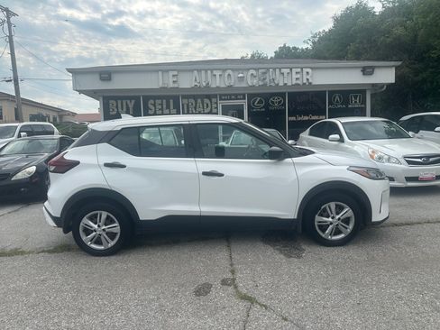 Used 2021 Nissan Kicks S image 1
