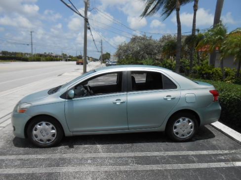 Used 2010 Toyota Yaris Sedan FWD image 2