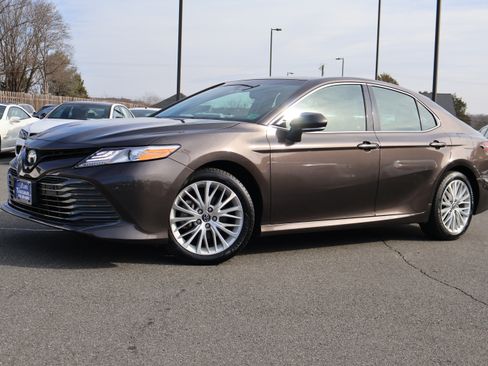 Used 2018 Toyota Camry XLE image 2
