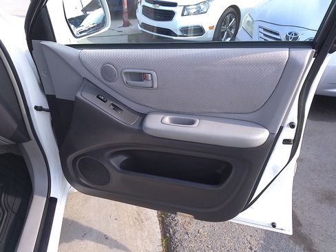 Used 2004 Toyota Highlander image 12