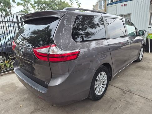 Used 2015 Toyota Sienna XLE image 3