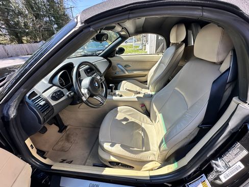 Used 2005 BMW Z4 2.5i image 11