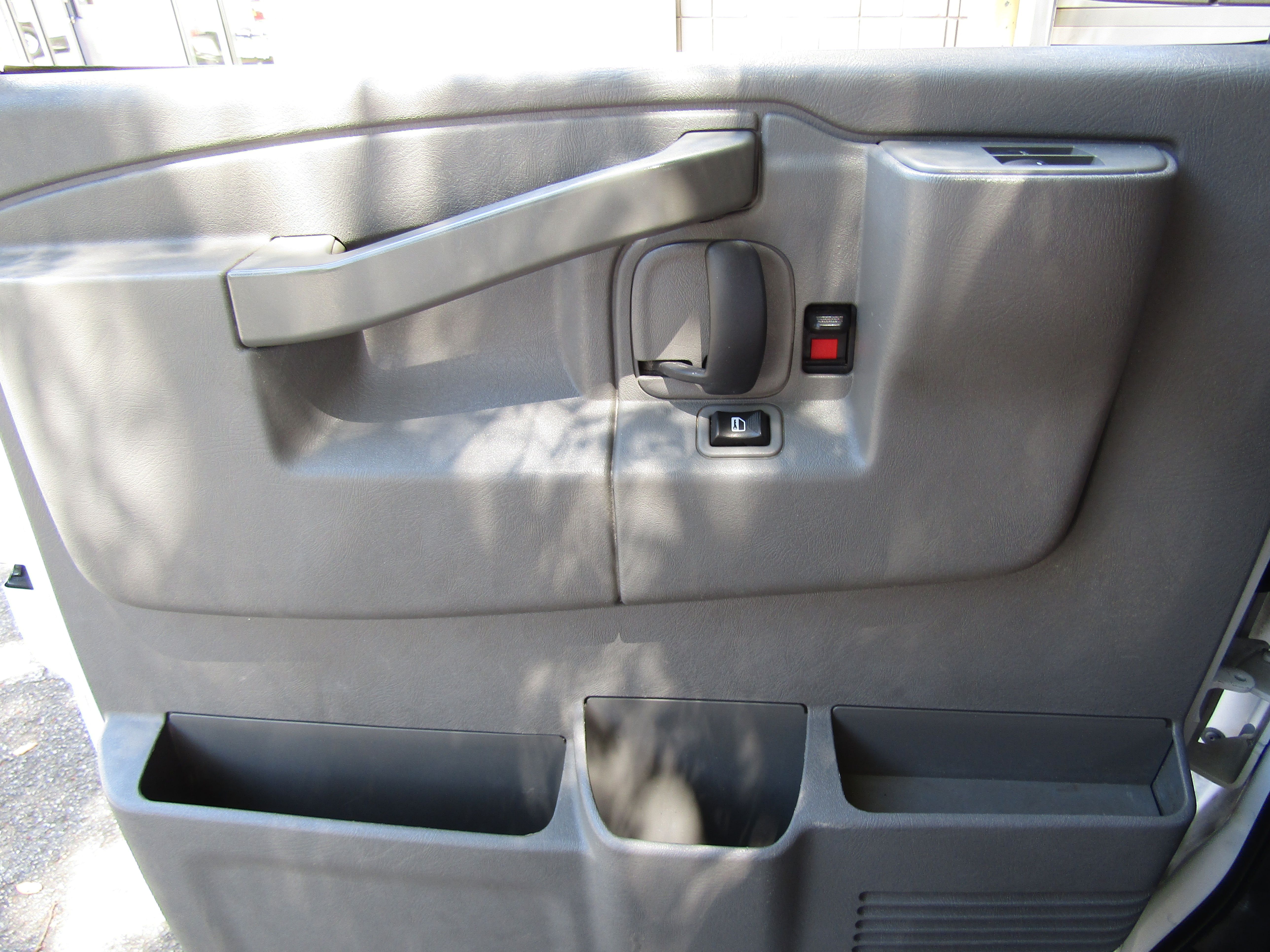 Used 2019 Chevrolet Express 2500 RWD image 15