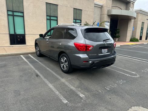 Used 2017 Nissan Pathfinder SV image 9