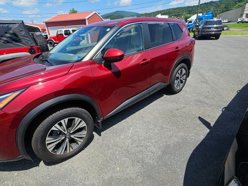 Used 2023 Nissan Rogue AWD SV image 2