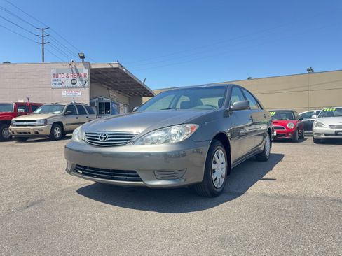 Used 2005 Toyota Camry LE FWD image 2