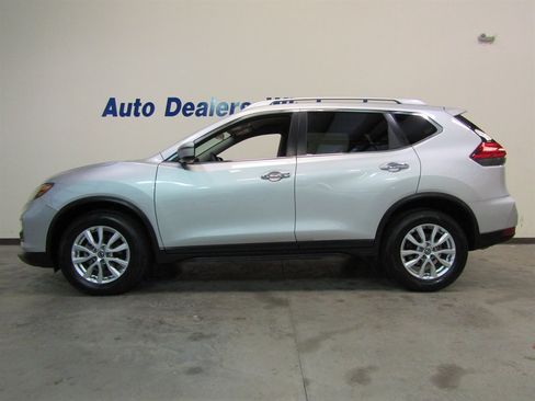 Used 2017 Nissan Rogue SV image 1