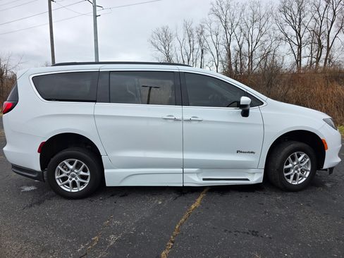 Used 2021 Chrysler Voyager LXi image 4