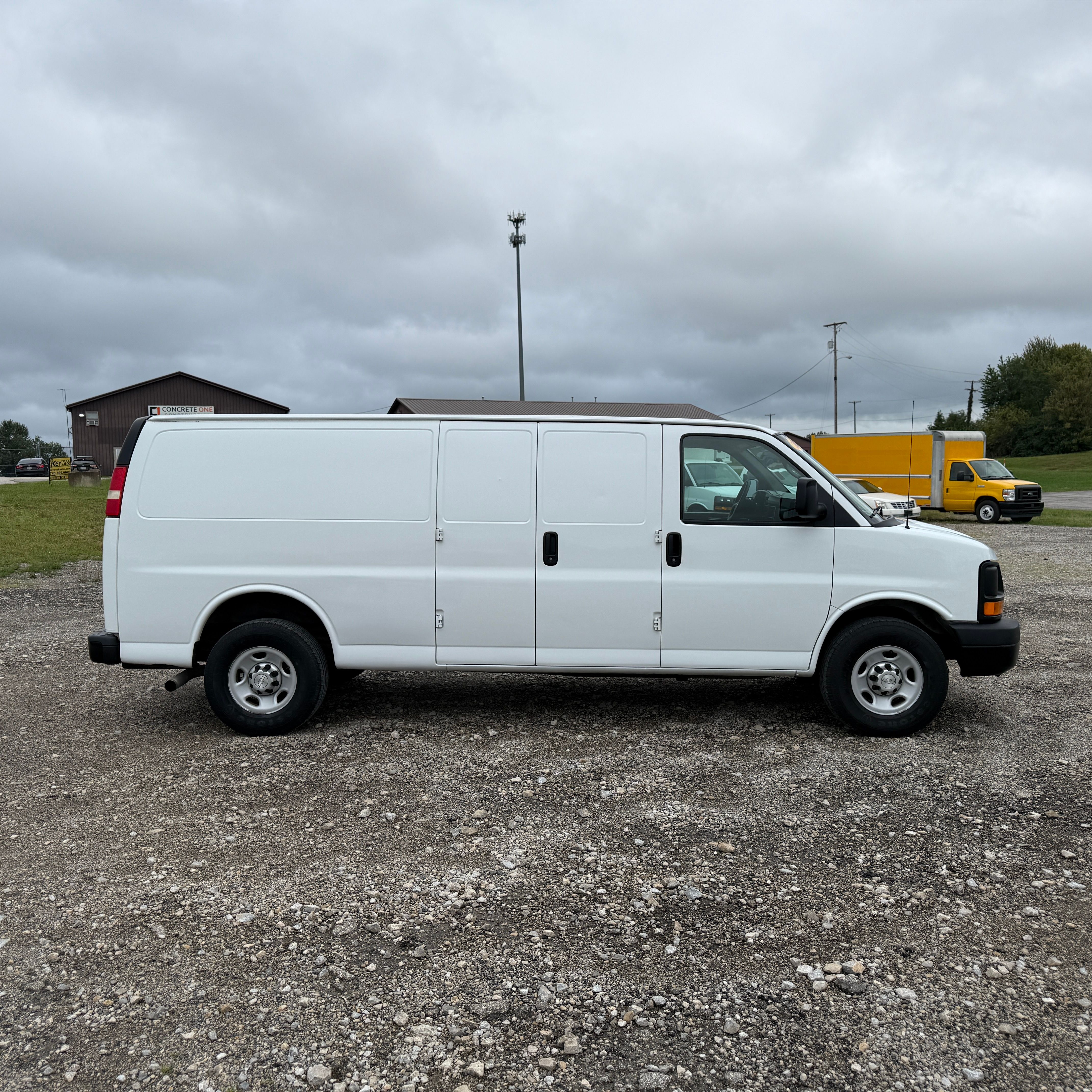 Used 2015 Chevrolet Express 3500 Extended RWD image 2