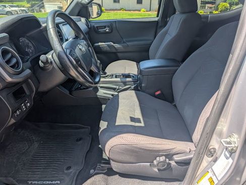 Used 2017 Toyota Tacoma TRD Off-Road image 8