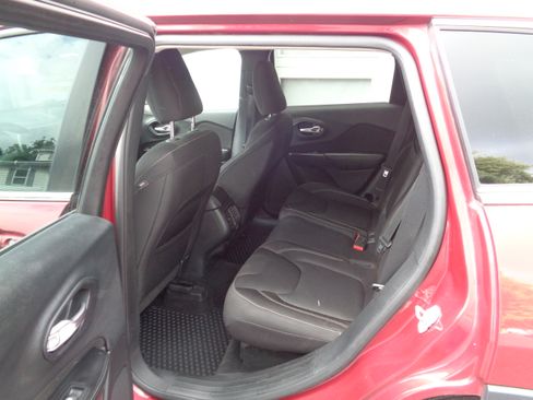 Used 2015 Jeep Cherokee 4WD Latitude image 5