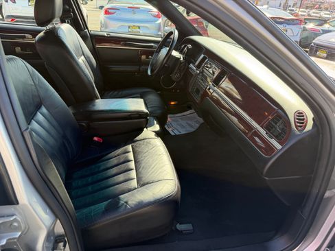 Used 2005 Lincoln Town Car Signature image 16