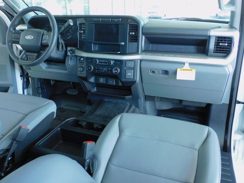 Used 2023 Ford F250 4x4 Crew Cab Super Duty image 5