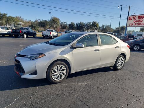 Used 2019 Toyota Corolla LE image 2