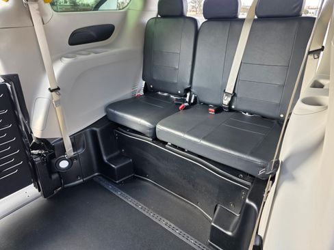 Used 2022 Chrysler Voyager LX image 18