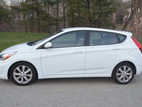 Used 2014 Hyundai Accent SE image 1