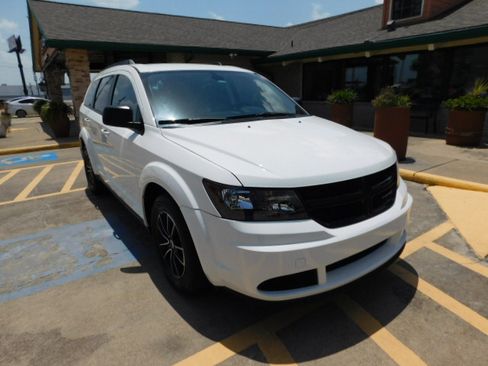 Used 2018 Dodge Journey FWD SE image 1
