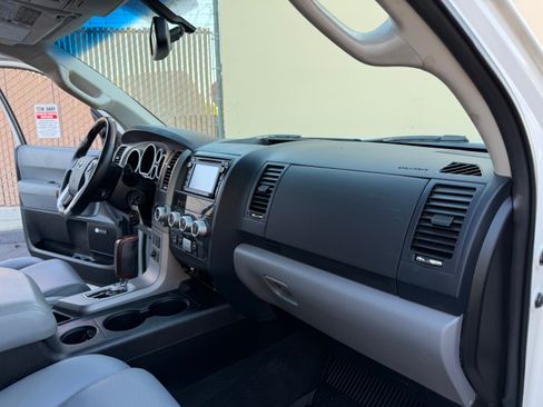 Used 2014 Toyota Sequoia Platinum image 28