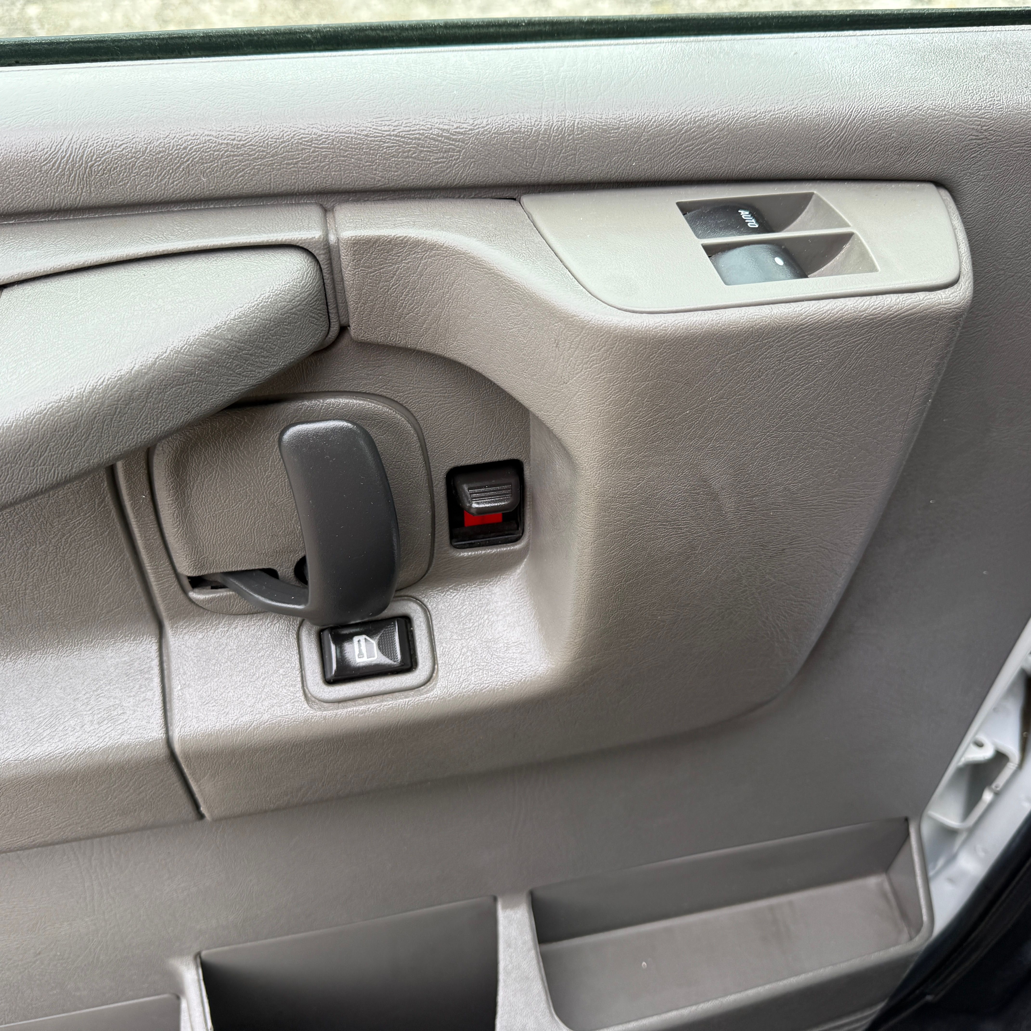 Used 2015 Chevrolet Express 3500 Extended RWD image 17