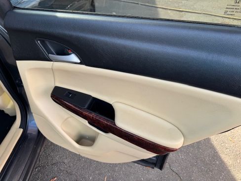 Used 2012 Honda Crosstour EX image 11