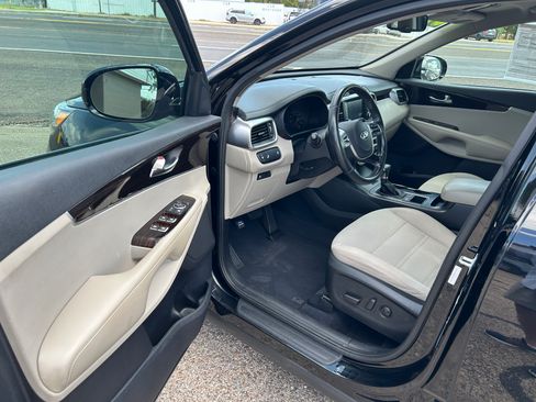 Used 2019 Kia Sorento FWD image 4
