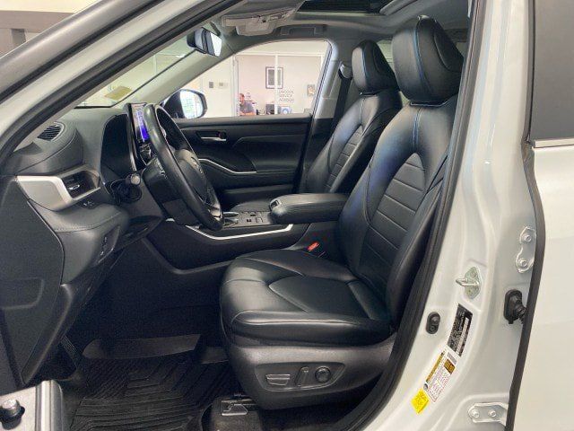 Used 2023 Toyota Highlander XLE AWD/4WD image 16