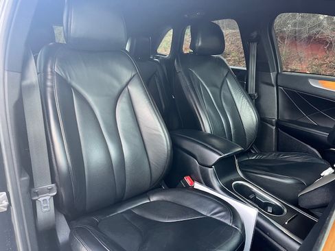 Used 2019 Lincoln MKC Select image 24