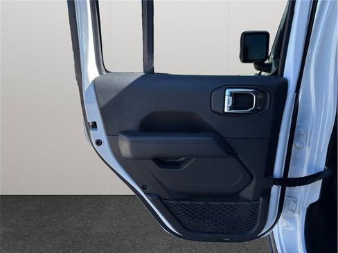 Used 2021 Jeep Wrangler Unlimited Sahara w/ Altitude image 33