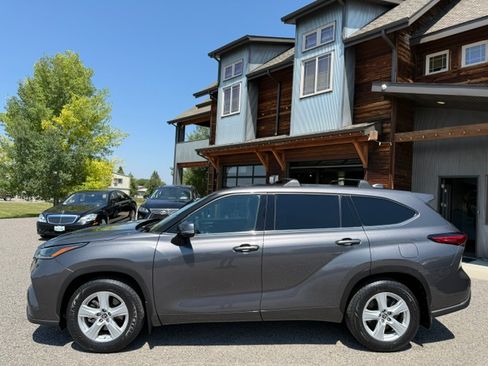 Used 2021 Toyota Highlander AWD LE V6 image 2