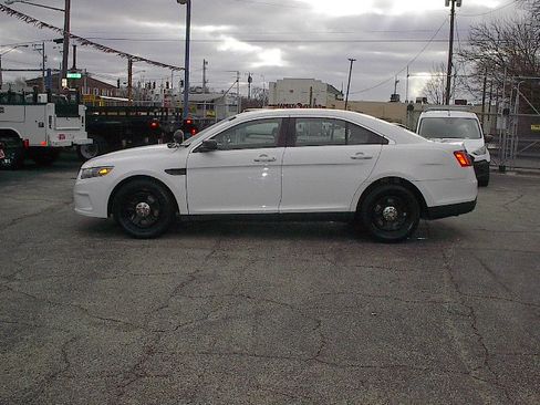 Used 2015 Ford Taurus image 7