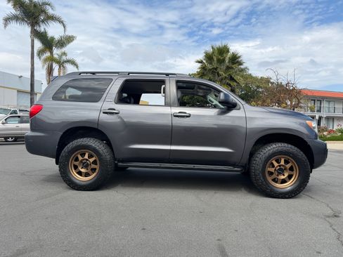 Used 2015 Toyota Sequoia 4WD SR5 image 10