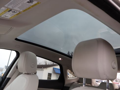 Used 2019 Jaguar E-PACE SE image 41