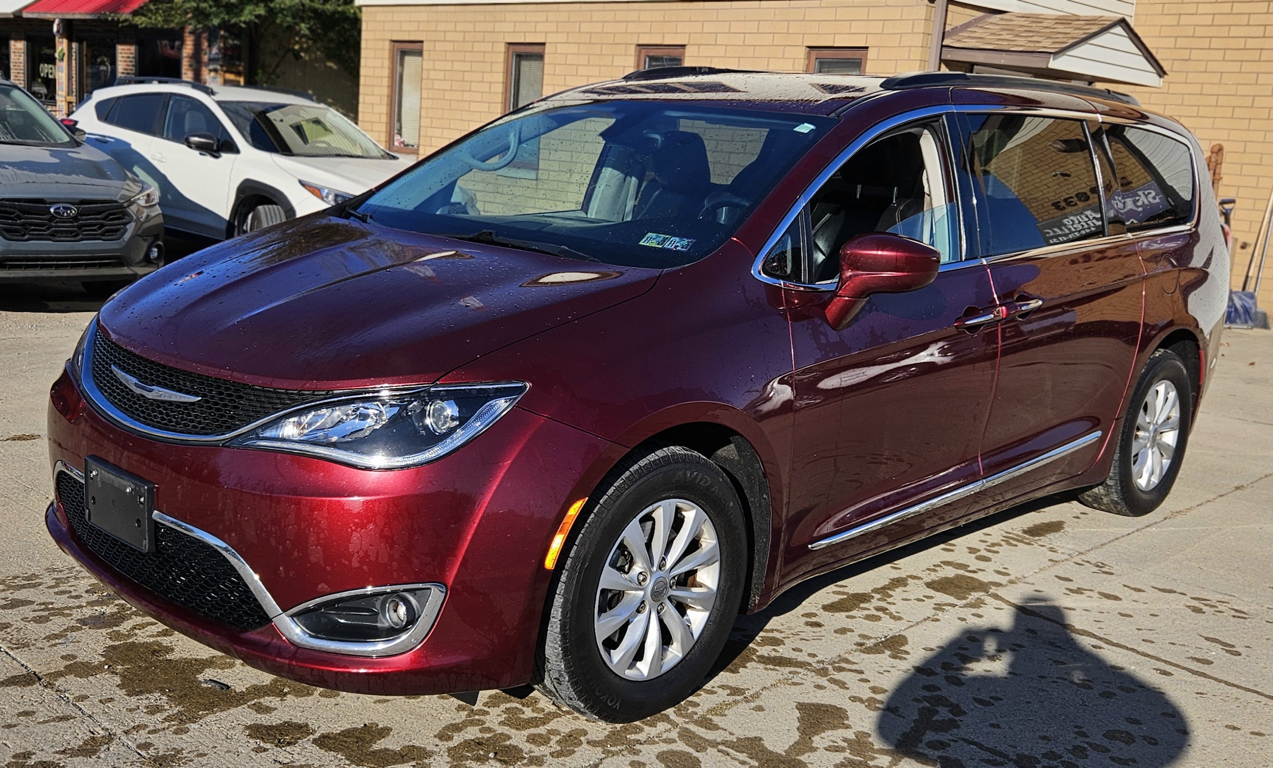 Used 2017 Chrysler Pacifica Touring-L FWD image 2