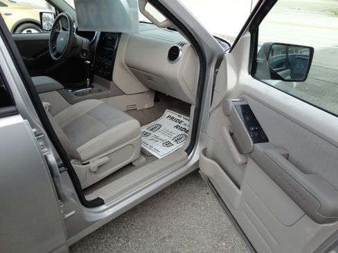 Used 2007 Ford Explorer XLT image 10