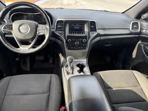 Used 2019 Jeep Grand Cherokee Laredo AWD/4WD image 11