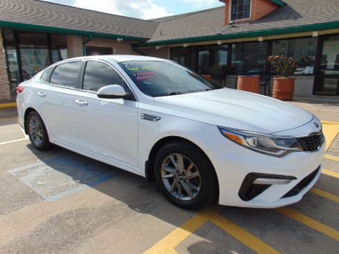 Used 2020 Kia Optima LX image 2