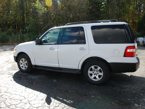 Used 2010 Ford Expedition XLT image 3
