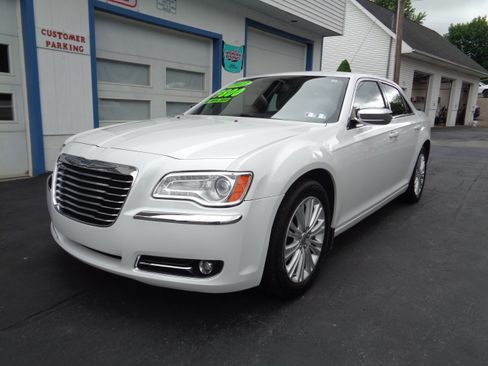 Used 2013 Chrysler 300 AWD image 1