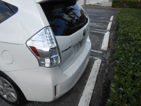 Used 2014 Toyota Prius V Two image 4