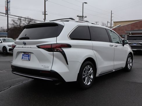 Used 2024 Toyota Sienna Platinum image 8