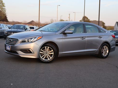 Used 2016 Hyundai Sonata SE image 2