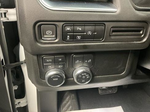 Used 2023 GMC Yukon XL SLT image 12