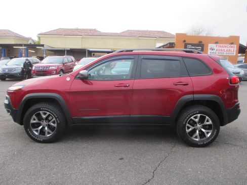 Used 2015 Jeep Cherokee Trailhawk image 2