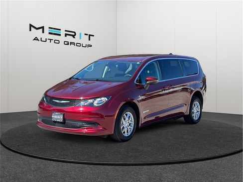 Used 2023 Chrysler Voyager LX image 4