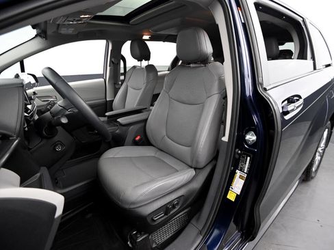 Used 2022 Toyota Sienna Limited image 43