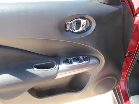 Used 2016 Nissan Juke SV image 11