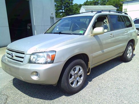Used 2005 Toyota Highlander 2WD V6 w/ 3rd Row image 1