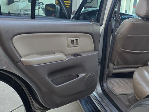 Used 2001 Toyota 4Runner Limited image 32