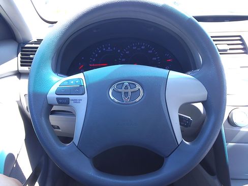 Used 2011 Toyota Camry LE image 27