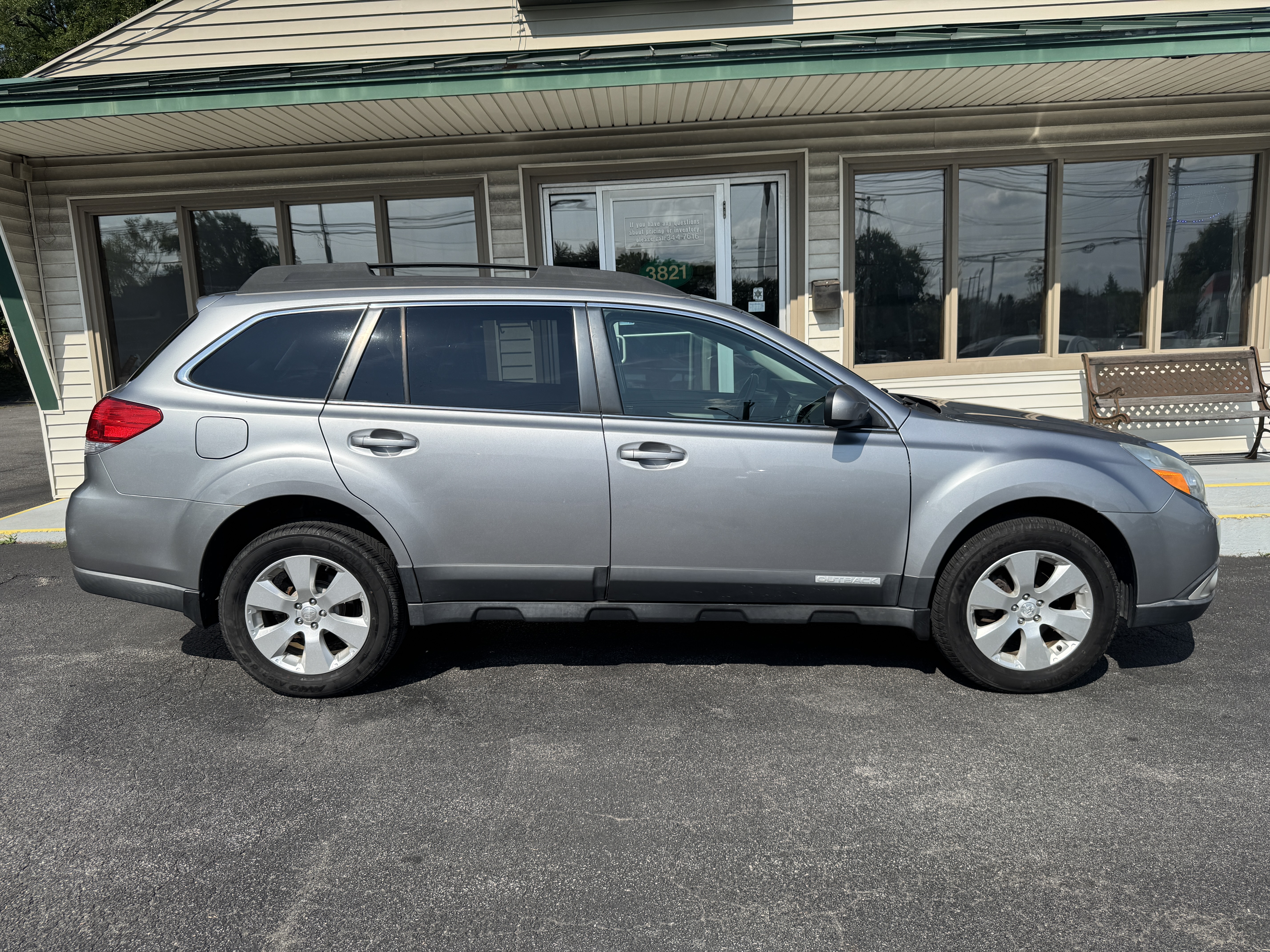 Used 2011 Subaru Outback 2.5i Premium AWD/4WD image 1